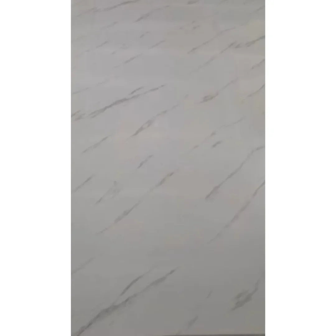 Halvány márvány mintás, nagyméretű PVC falpanel teljes tábla fotó fehér háttér előtt Inspira Bútor