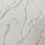 Közeli felvétel a fehér-szürke márvány mintás PVC falpanel elegáns szürke erezetéről