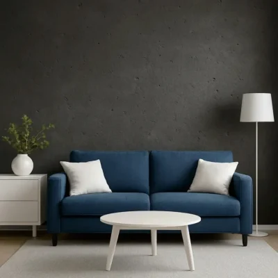 Modern nappali belső tér CladFlex sötét beton hatású falburkolattal a kanapé mögött