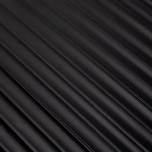 Közeli felvétel a matt fekete bordázott Inspira Lux falpanel felületéről