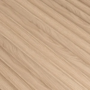 Közeli felvétel a fahatású Inspira Lux falpanel bordázott felületéről