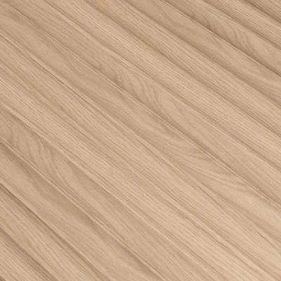 Közeli felvétel a fahatású Inspira Lux falpanel bordázott felületéről