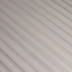 Közeli felvétel a szürke bordázott Inspira Lux falpanel selymes felületéről