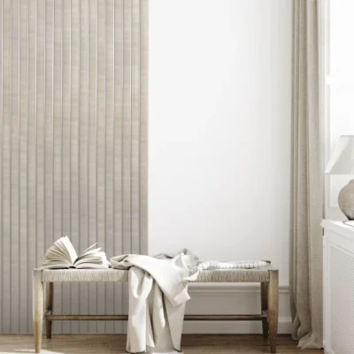 Bézs színű, bordázott Inspira Decora falpanel egy modern hálószoba falán