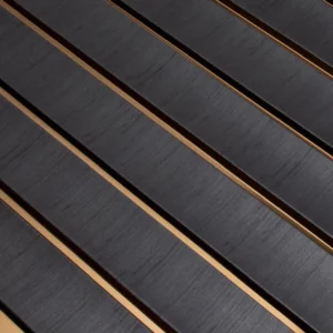 Közeli kép az antracit Inspira Decora falpanelről fényes arany dekorcsíkokkal