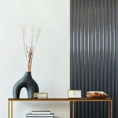 Nappali belső tér antracit színű, arany csíkos Inspira Decora falpanellel dekorálva