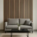 Dió színű faléces akusztikus panel fekete filc alapon egy nappali falán Inspira Bútor