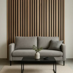 Dió színű faléces akusztikus panel fekete filc alapon egy nappali falán Inspira Bútor