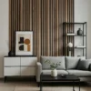 Dió színű akusztikus falpanel modern nappali környezetben, függőleges lécezéssel