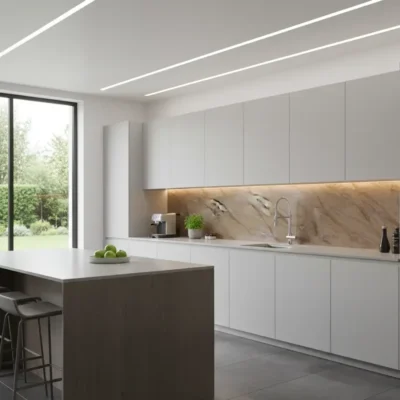 Barna márvány mintás PVC falpanel konyhai alsó és felső szekrény között