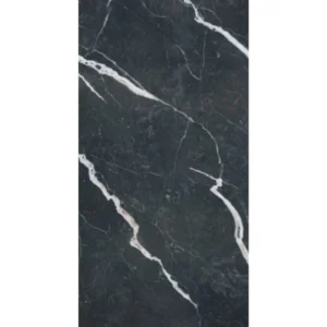 Fekete alapon fehér erezetes márvány mintás PVC falpanel fehér háttérrel, teljes tábla fotó