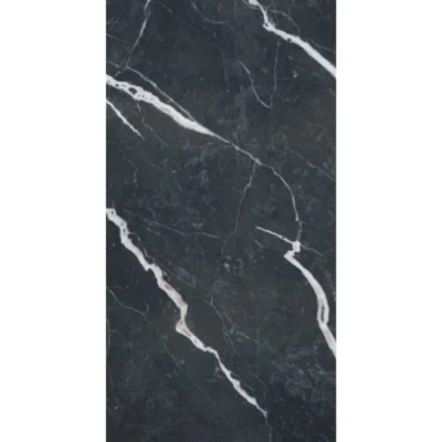 Fekete alapon fehér erezetes márvány mintás PVC falpanel fehér háttérrel, teljes tábla fotó