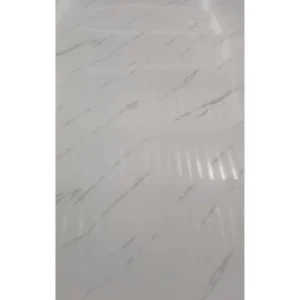 Nagyméretű halvány márvány mintás PVC falpanel tiszta fehér háttér előtt