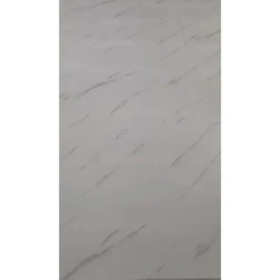 Halvány márvány mintás, nagyméretű PVC falpanel teljes tábla fotó fehér háttér előtt