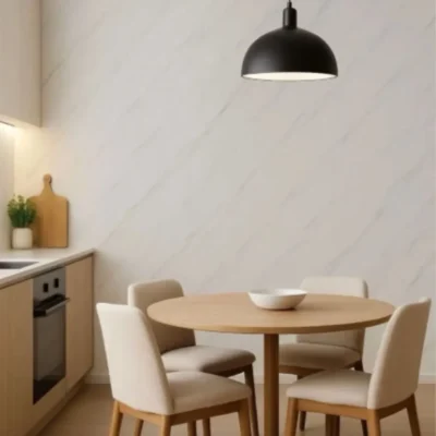 Halvány márvány mintás PVC falpanel konyhai étkezőasztal mögötti falfelületen