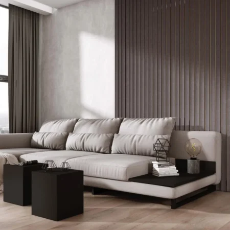 Tágas nappali belső tér antracit-arany bordázott falburkolattal és modern berendezéssel